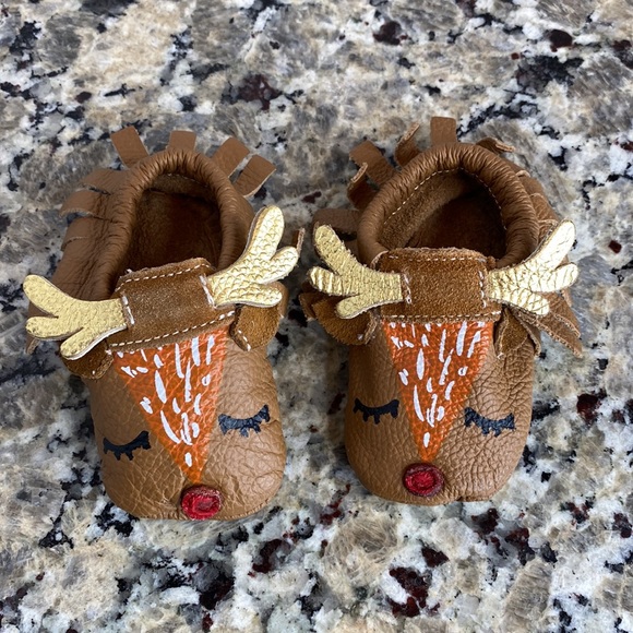 CJ by Crystal Jimmy Reindeer/Rudolph Hand Painted Holiday Moccasins 6-9 months - Picture 4 of 8